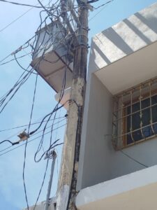 MARQUELIA EL POSTE EN MAL ESTADO
