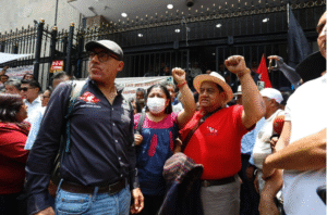 NACIONAL MAESTROS AFUERA DE GOBERNACION