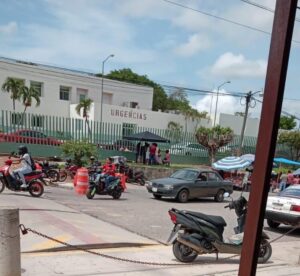 OME FAMILIARES ESPERANDO EN LA CALLE (2)
