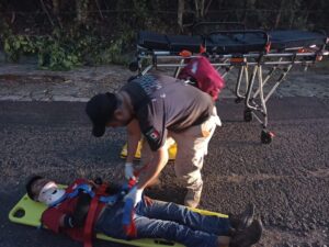 ROJA EL HERIDO SIENDO  ATENDIDO (1)