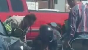 ROJA GOLPEAN A INVIDENTE