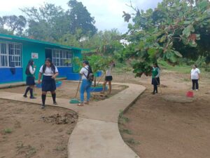 SAN LUIS ALUMNOS LIMPIANDO SUS ESCUELAS (1)