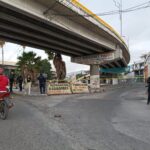 Muere motociclista al caer de puente elevado sobre el Huacapa