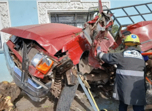 ROJA CAMIONETA APLASTADA (2)