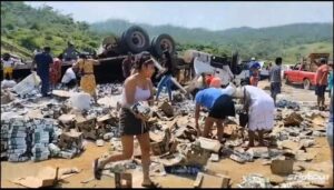 ROJA EL TRAILER VOLCADO (4)