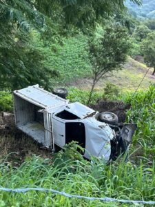 ROJA LA CAMIONETA VOLCADA (1)