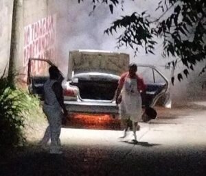 ROJA EL VEHÍCULO EN LLAMAS (1)