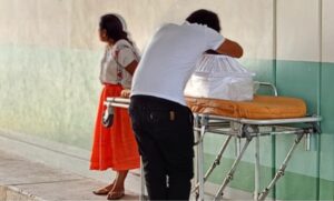 ROJA LOS PADRES CON EL FERETRO