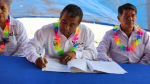 SAN LUIS FIRMA Y ENTREGA DEL ACTA (1)