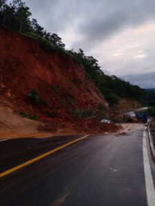 SANTA CRUZ OBSTRUCCIÓN DE LA CARRETERA (1)