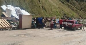 ESTADO DESALOJAN A FAMILIAS (1)