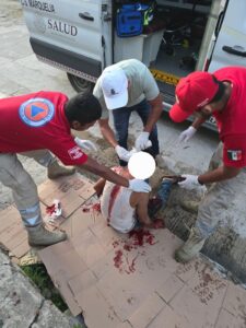 ROJA ATENDIENDO A CANGREJO