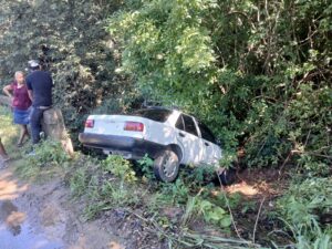 ROJA AUTO FUERA DE LA CARRETERA (1)