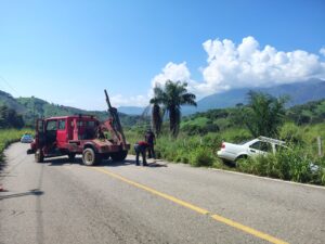 ROJA AUTO FUERA DE LA CARRETERA (3)