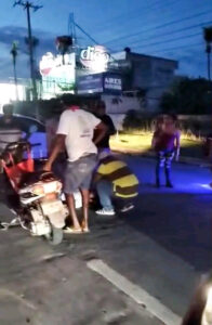 ROJA AUXILIAN A JOVEN