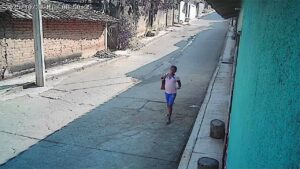 ROJA LA MUJER SALIENDO DEL DOMICILIO (2)