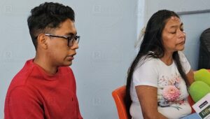 roja Jesús Jair Silva y su madre