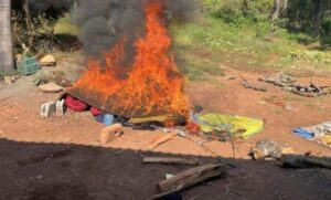 ROJA CAMPAMENTO DESTRUIDO