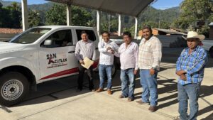 SAN LUIS ENTREGA DE LA CAMIONETA (1)