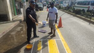 OME PLos elementos de transito pintando  (2)