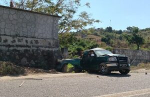 ROJA SU CAMIONETA (2)