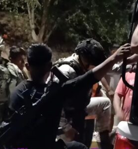 roja los militares con los pobladores (5)