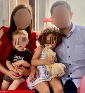 roja Estela Guadalupe y  Jonhy Emmanuel Robles con sus hijos