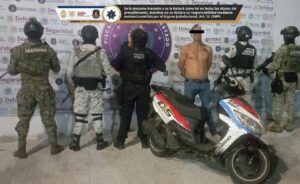 roja la moto y el detenido