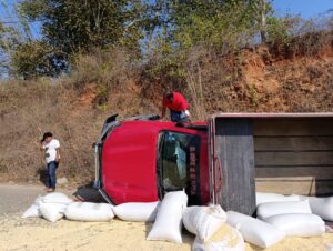 ROJA CAMIONETA VOLCADA (1)