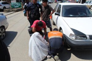 ROJA LA MUJER SIENDO ATENDIDA (2)
