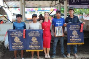 OME RANCHO NÁPOLES OBTENIENDO SU PREMIO (2)