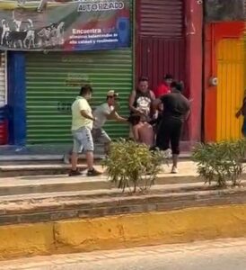 ROJA El ladrón siendo golpeado  (2)