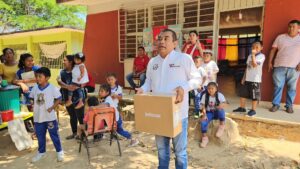 SAN LUIS ENTREGA DEL PROYECTOR (1)