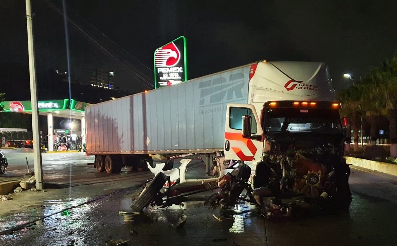 Choque entre tráiler y auto deja 3 heridos en Chilpancingo - El Faro de ...