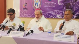 ESTADO El obispo y sus auxiliares