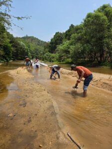 OME TRABAJOS EN EL RÍO (1)