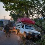 ROJA CAMIONETA FUERA DE LA CARRETERA