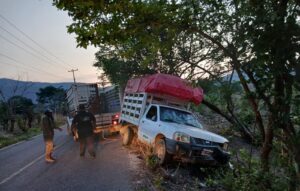 ROJA CAMIONETA FUERA DE LA CARRETERA