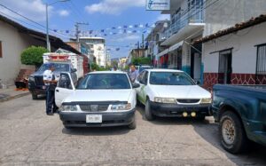 ROJA CHOCA AUTO ESTACIONADO (3)