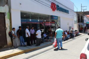 OME MAESTROS TOMANDO LOS BANCOS (3)