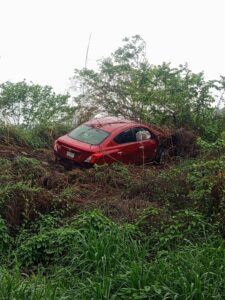 ROJA EBRIO TIRA POSTE (1)