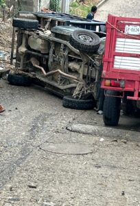 ROJA LA CAMIONETA VOLCADA (1)