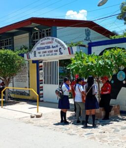 ROJA SU ESCUELA