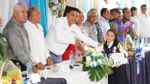MARQUELIA ALCALDE ENTREGA RECONOCIMIENTOS (1)