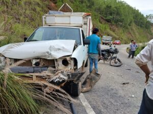 ROJA CHOQUE ENTRE MOTO Y CAMIONETA (2)