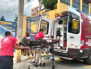 ROJA EL SUJETO SIENDO TRASLADADO (2)