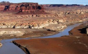 busc - Bajos niveles del lago Powell en 2003