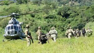 roja la llegada de militares