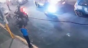 roja mujer se lanza de un auto