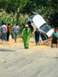ROJA LA CAMIONETA VOLCADA (1)